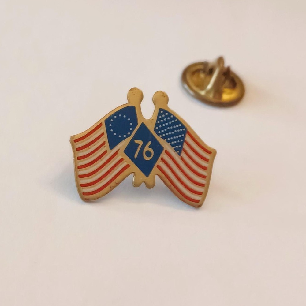 Vintage 1976 Bicentennial American Flag Pin